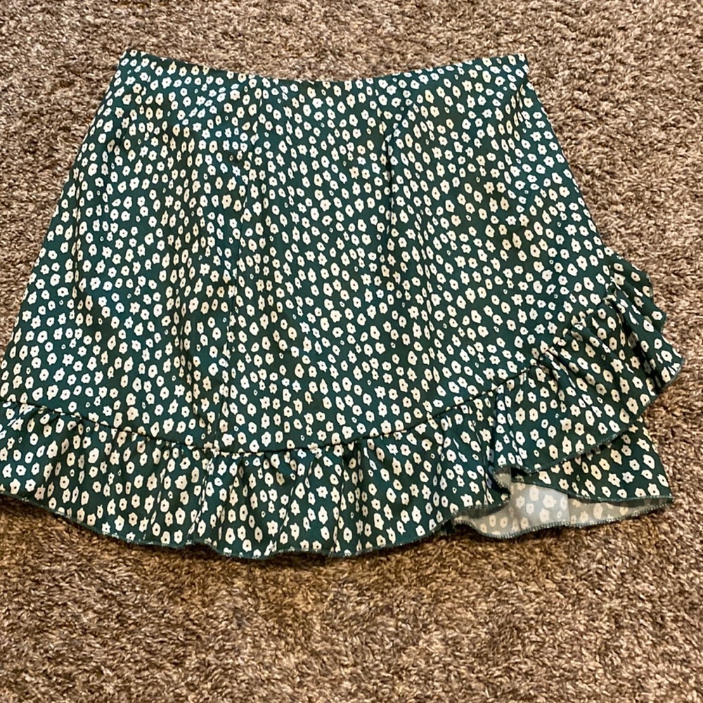 Dark green mid thigh flowy skirt. Non-stretch waist, size medium